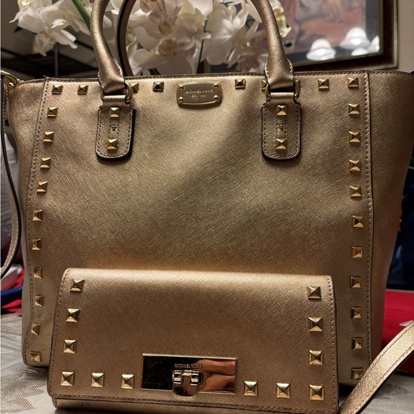 Michael Kors Gold Studded Women's Bag Set - Picture 4 of 14